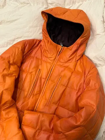 오렌지 후드 부착 다운 자켓
