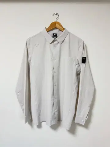 [DESCENTE] 라이트 그레이 버튼업 셔츠 L 사이즈 스포츠