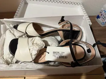 FURLA 화이트 블랙 샌들