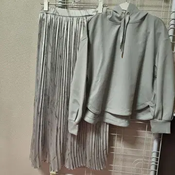 그레이 플리츠 스커트 셋업