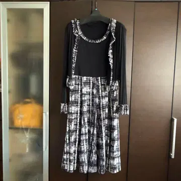 스페치오 원피스 231-501 블랙 모노톤 프릴 절개 40