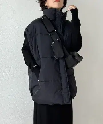 블랙 다운 베스트 슬리브리스 프리 사이즈