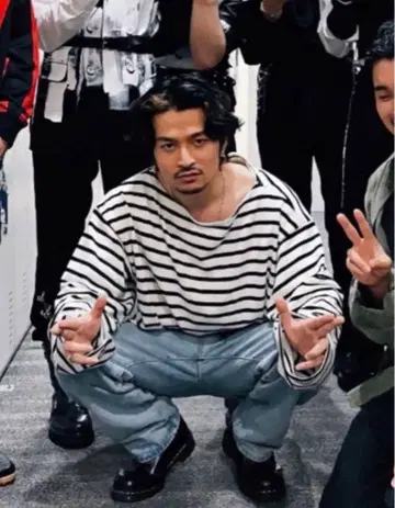 츠네타 다이키 착용 같은 형태 다른 색상 우티 outil 3 바스크 셔츠