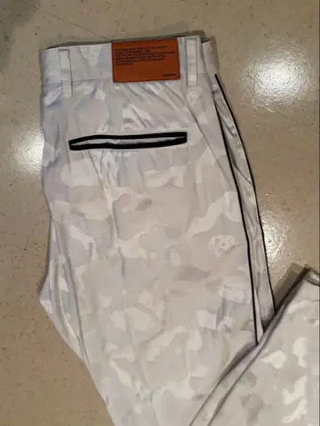 MARK&LONA 남성 바지 화이트 카모 무늬 사이드 블랙라인