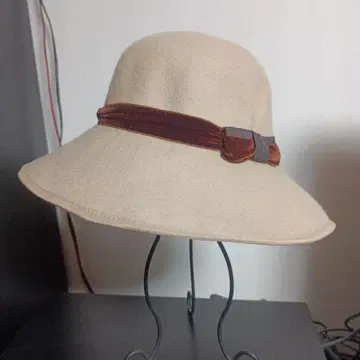 베이지 울 햇 벨벳 리본 포함