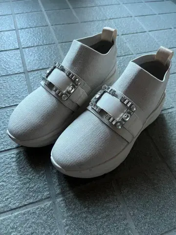 플러스 다이애나 화이트 비쥬 장식 슬립온 통굽