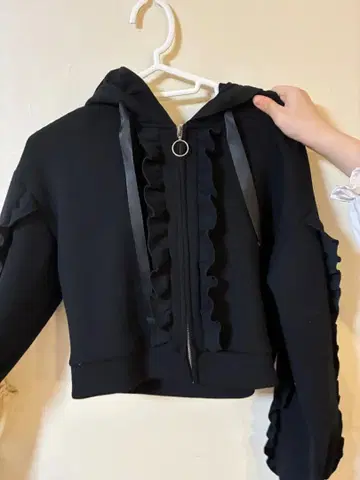 엑시즈팜 프릴 지퍼 후드티 블랙