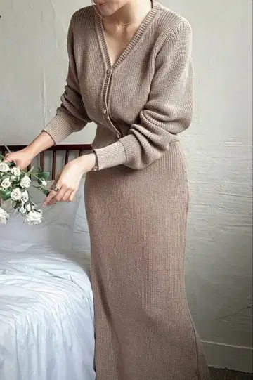 미사용 새상품 베이지 니트 셋업 긴팔 가디건 스커트