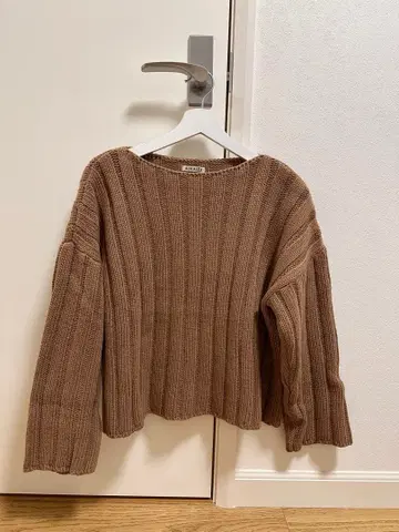 AURALEE 와이드 리브 카멜 니트