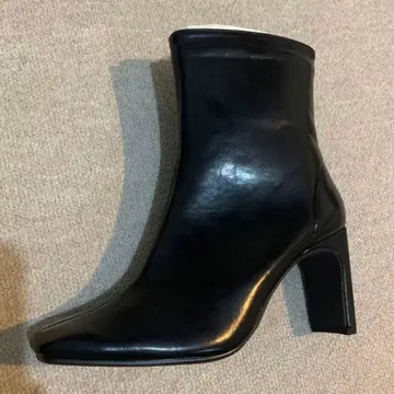 블랙 가죽 힐 부티