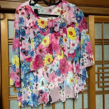 꽃무늬 반소매 튜닉과 파란색 스커트