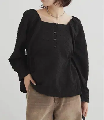 mystic 엠보싱 퍼프 긴팔 블라우스