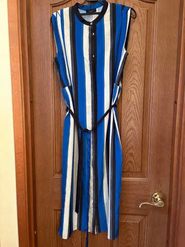 파랑과 화이트 스트라이프 슬리브리스 원피스
