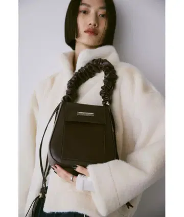 un/neu 개더 핸들 인조 가죽 가죽 플랩 백