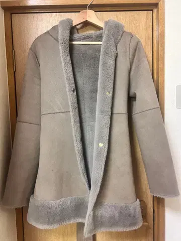 그레이 후드 부착 무스탕 코트