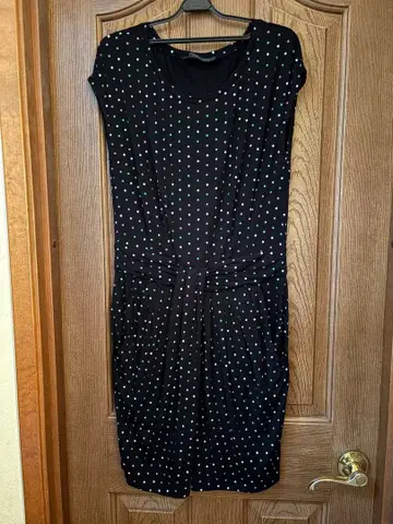 블랙 도트 무늬 반팔 무릎 기장 원피스