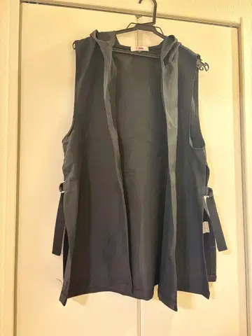 후드 부착 블랙 베스트