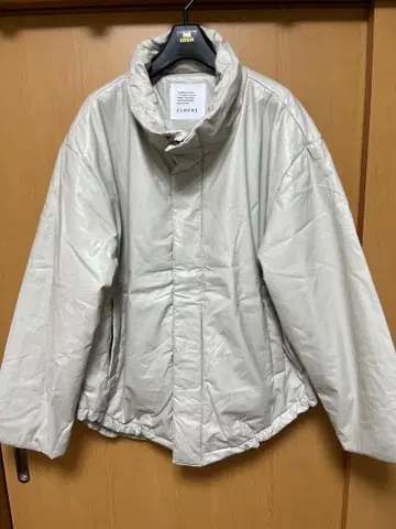 CLOCHE 라이트 베이지 인조 가죽 블루종