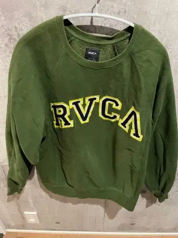 RVCA 올리브 그린 트레이닝복