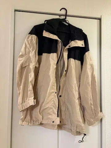 베이지와 블랙의 마운틴 파카