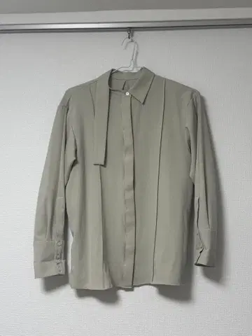 턱 들어간 베이지 셔츠 A+tokyo citytokyo