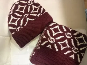 마이클코어스 새상품 개봉만 한 머플러 니트 모자 세트 보르도 풀세트