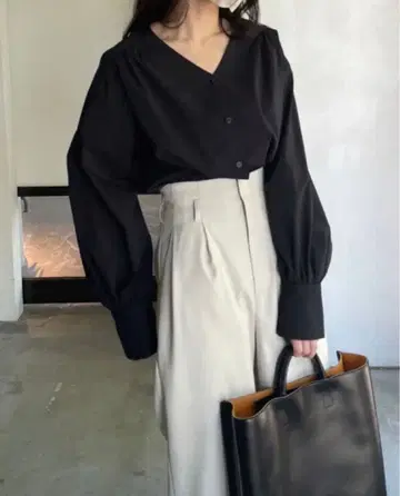 nairo V넥 블라우스 Black