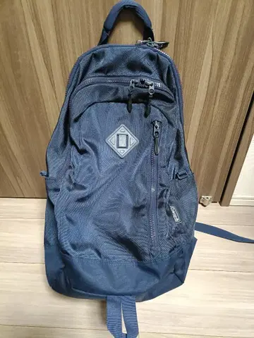 다크 블루 백팩 프론트 포켓 부착