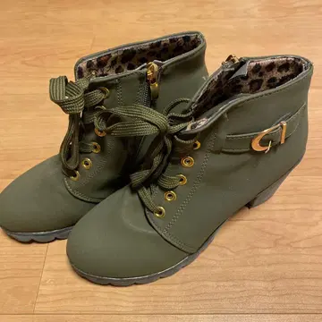 올리브색 레이스업 부츠