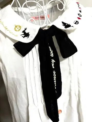 앨리스 인 원더랜드 자수 반팔 화이트 셔츠