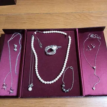 유품 정리 액세서리 모음: 목걸이, 브로치, 귀찌, 귀걸이, 팔찌