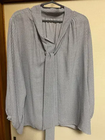 23구 미니 꽃무늬 보타이 칼라 긴팔 블라우스