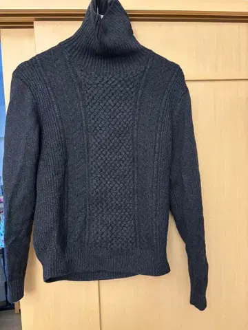 다크 그레이 터틀넥 니트