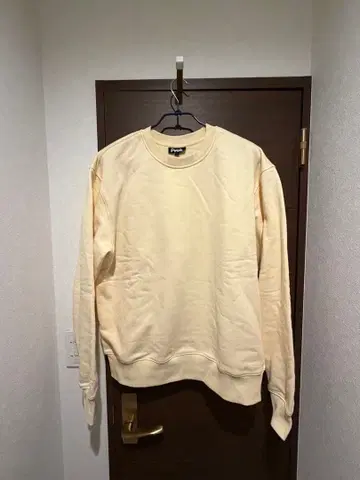 Pvot 맨투맨 크림색 크루넥 트레이닝복