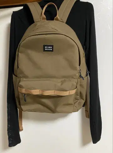 BEAMS DESIGN 카키 백팩