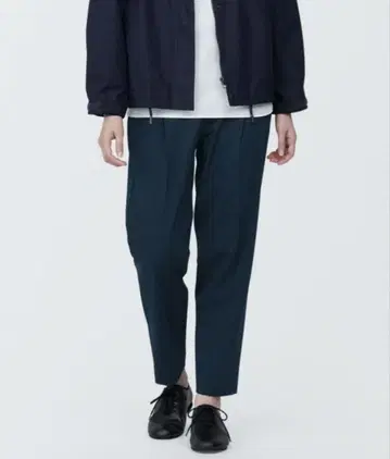 주름이 잘 가지 않는 턱 테이퍼드 팬츠 네이비