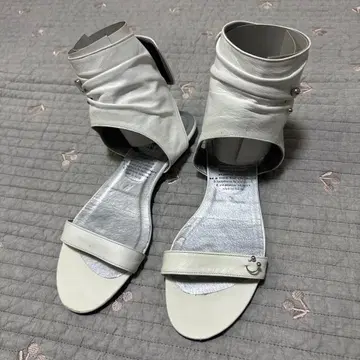 언빌리컬 화이트 가죽 랩 샌들 24cm