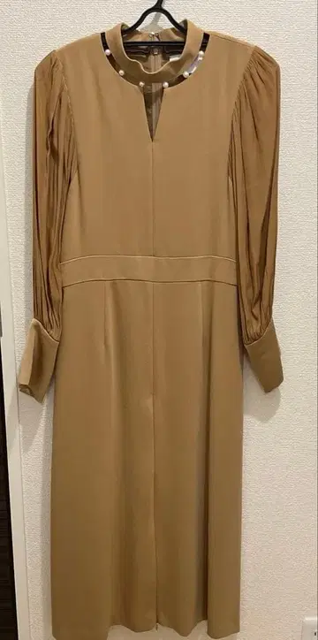 Arobe 베이지 긴팔 무릎 기장 원피스