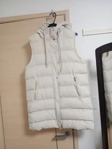 ZARA 화이트 다운 베스트 후드 부착