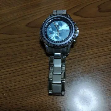 파란색 다이얼 크로노그래프 시계