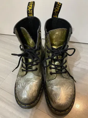 Dr. Martens 실버 엠보싱 8홀 부츠 39 닥터마틴