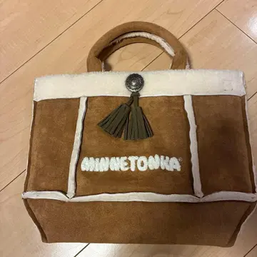 미네통카 스웨이드 보아 토트백