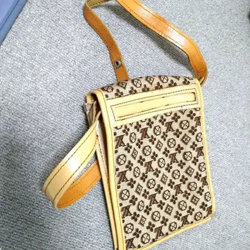 베이지 가죽 숄더백