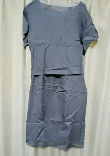 푸른빛이 도는 그레이 오프숄더 셋업