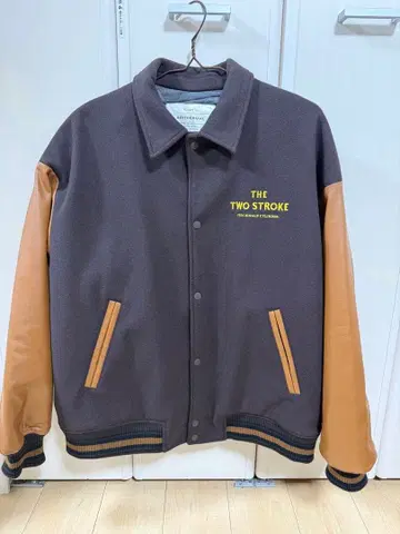 THE TWO STROKE 바시티 자켓 다크 그레이/브라운
