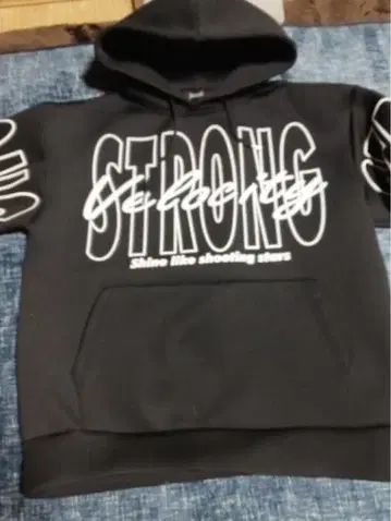 STRONG 프린트 블랙 후드티