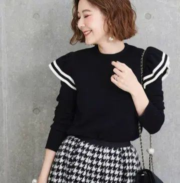 오블리 프릴 니트