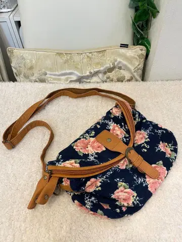 네이비 꽃무늬 숄더백