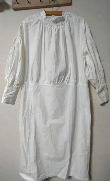 네세세아 화이트 비즈 자수 원피스