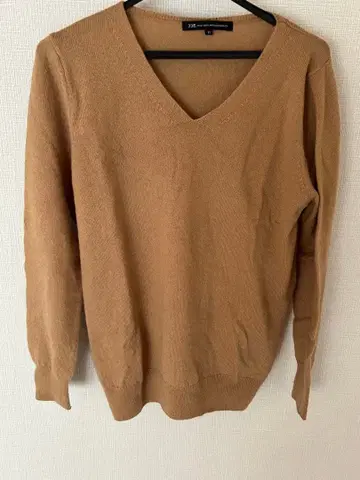 23구 베이지 V넥 니트 스웨터